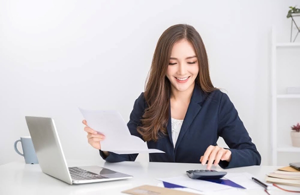 Kế toán hoặc chuyên gia tư vấn tài chính thường làm việc tại doanh nghiệp, ngân hàng, công ty tài chính hoặc hoạt động độc lập