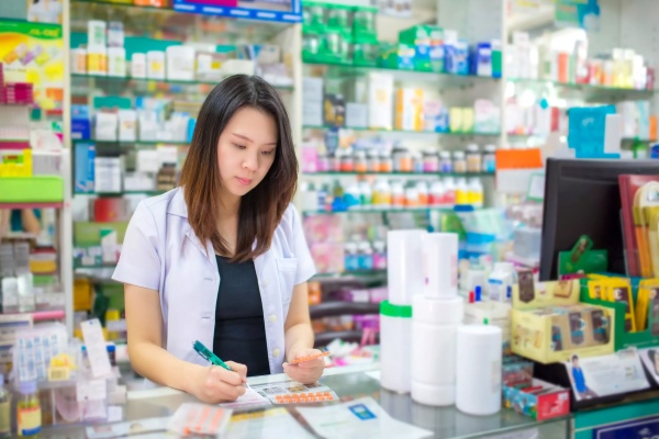 Dược sĩ tư vấn, nghiên cứu và cung cấp thuốc an toàn tại nhà thuốc, bệnh viện, công ty dược phẩm hoặc cơ sở nghiên cứu