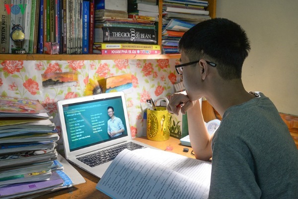 Tận dụng các khóa học online, video bài giảng hoặc ứng dụng luyện đề