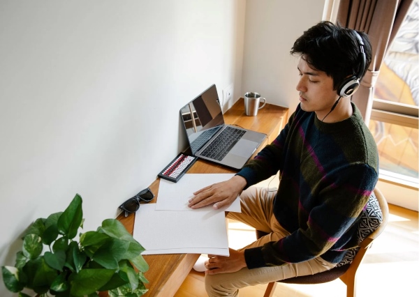 Học ở nơi yên tĩnh, sáng sủa và có nhạc nhẹ giúp bạn ghi nhớ bài học hiệu quả