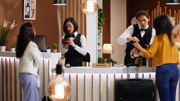 Hai hình thức báo giá ROH gồm: báo giá chỉ tính phí lưu trú và báo giá kèm các dịch vụ như ăn sáng hoặc tiện nghi khách sạn