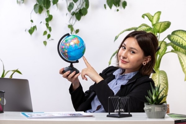 Travel Agent có nghĩa là đại lý du lịch hoặc nhân viên tư vấn du lịch