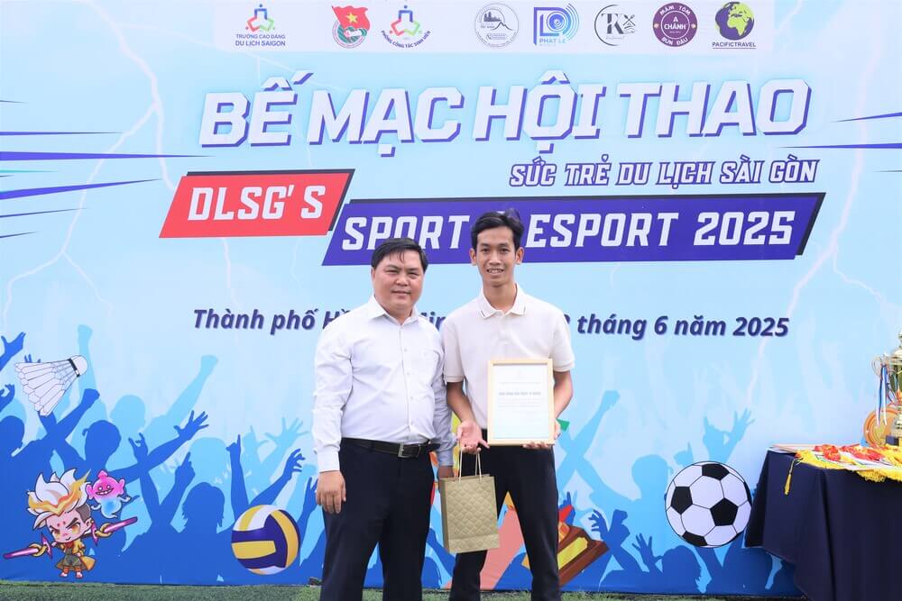 Ban giám hiệu gửi quà và thư cảm ơn đến Nhà tài trợ