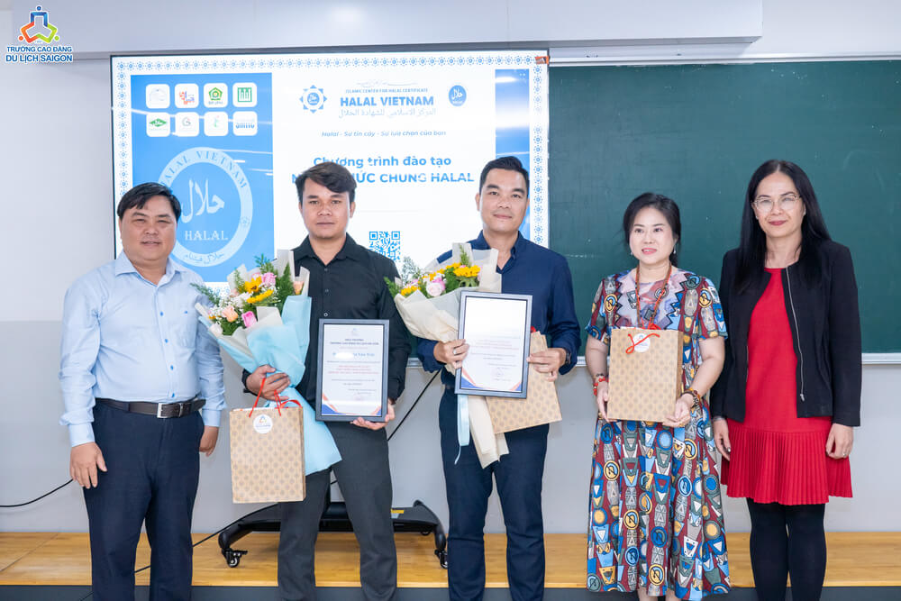 Ban giám hiệu tặng hoa và thư cảm ơn đến đối tác
