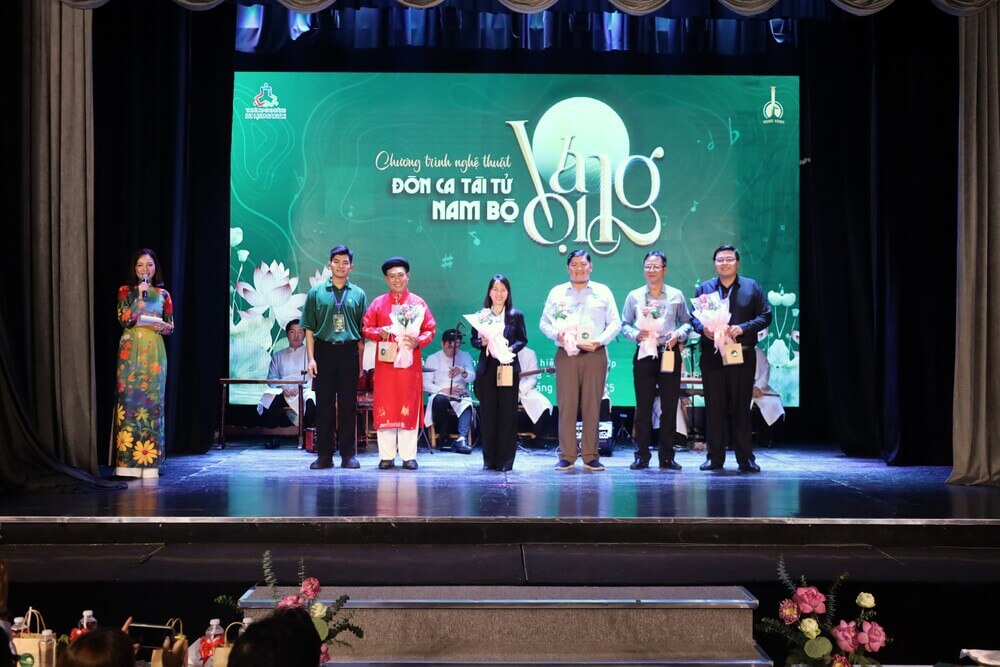 Ban tổ chức tặng quà cho Đại biểu tham dự