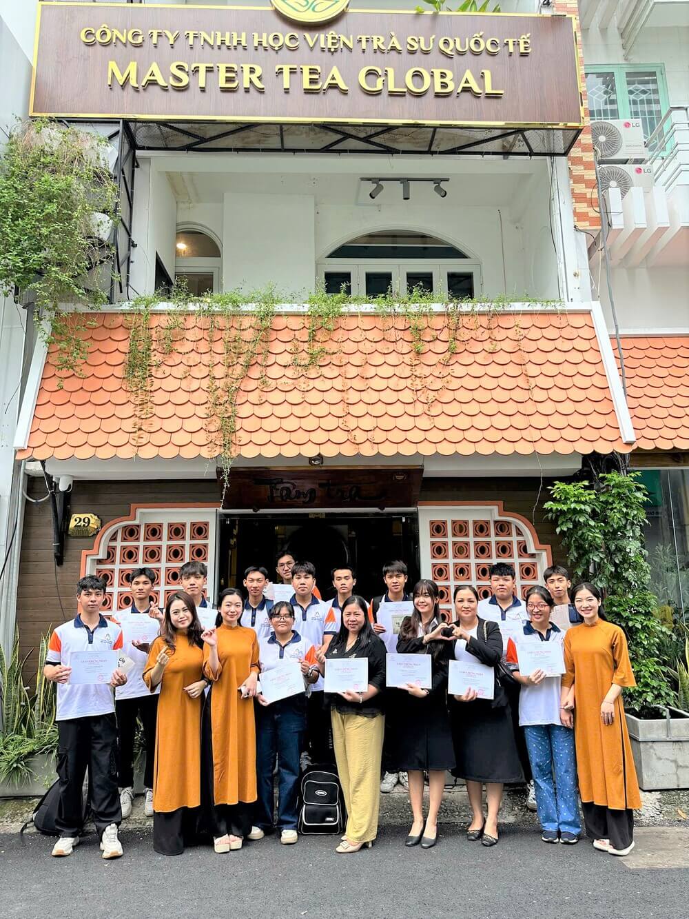 Chụp ảnh lưu niệm cùng Học viện Trà Sư Quốc tế MTG