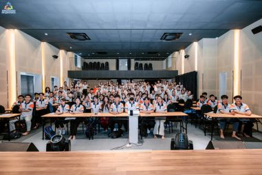 Chụp ảnh lưu niệm sau chuyên đề Nghiệp vụ Điều hành