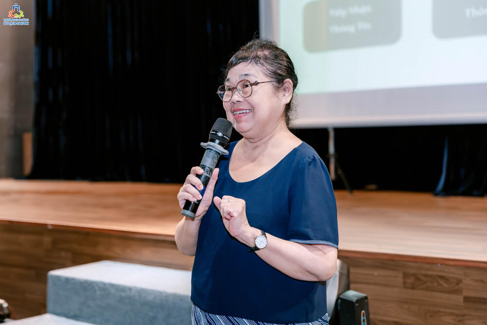 Cô Võ Thị Cẩm Nhung - Phó Khoa Lữ hành