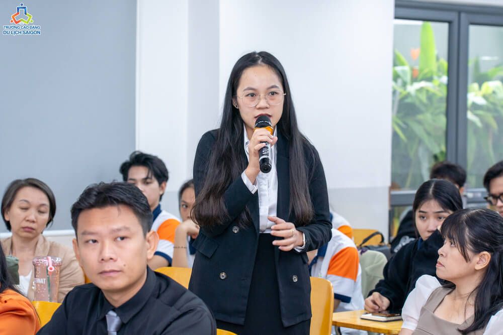 Đặt câu hỏi và giao lưu cùng diễn giả
