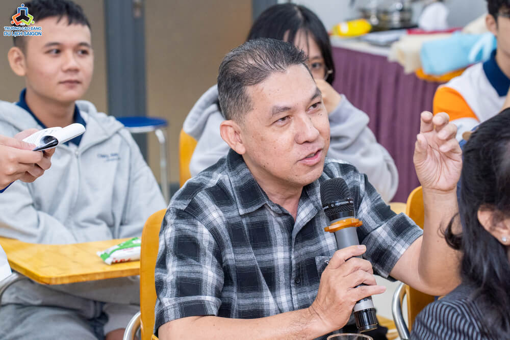 Giảng viên giao lưu và đặt câu hỏi cho diễn giả