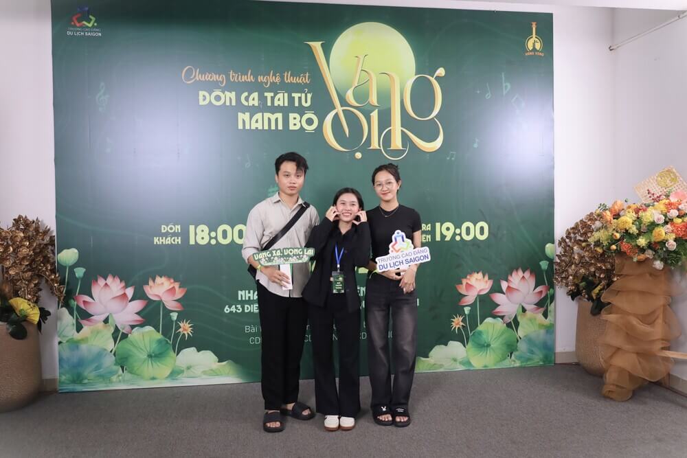 Khán giả checkin tại Backdrop