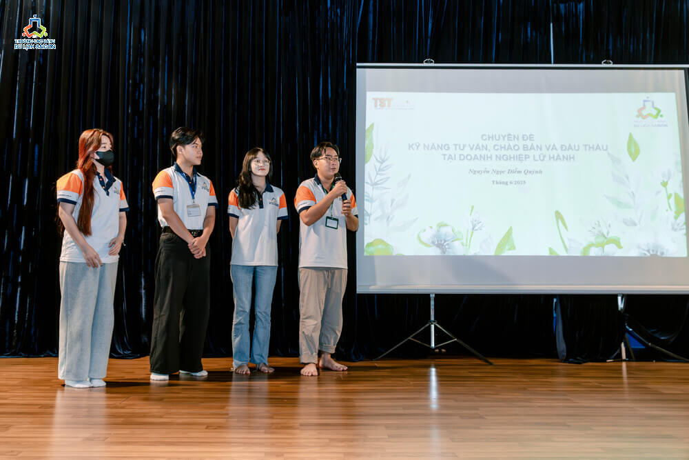 Nhóm sinh viên trình bày tại Chuyên Đề Kỹ Năng Chào Bán Và Đấu Thầu Chương Trình Du Lịch
