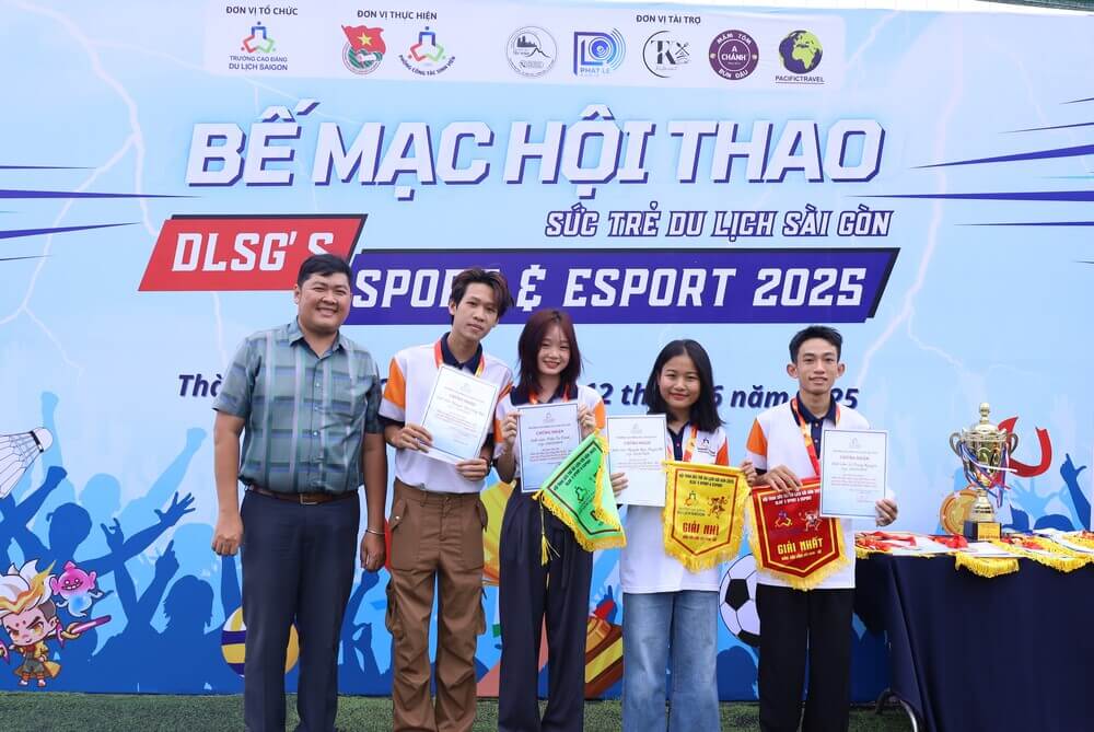 Sinh viên đạt giải môn cầu lông đôi nam nữ