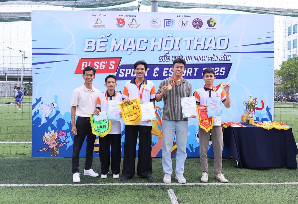 Sinh viên đạt giải môn cầu lông đôi
