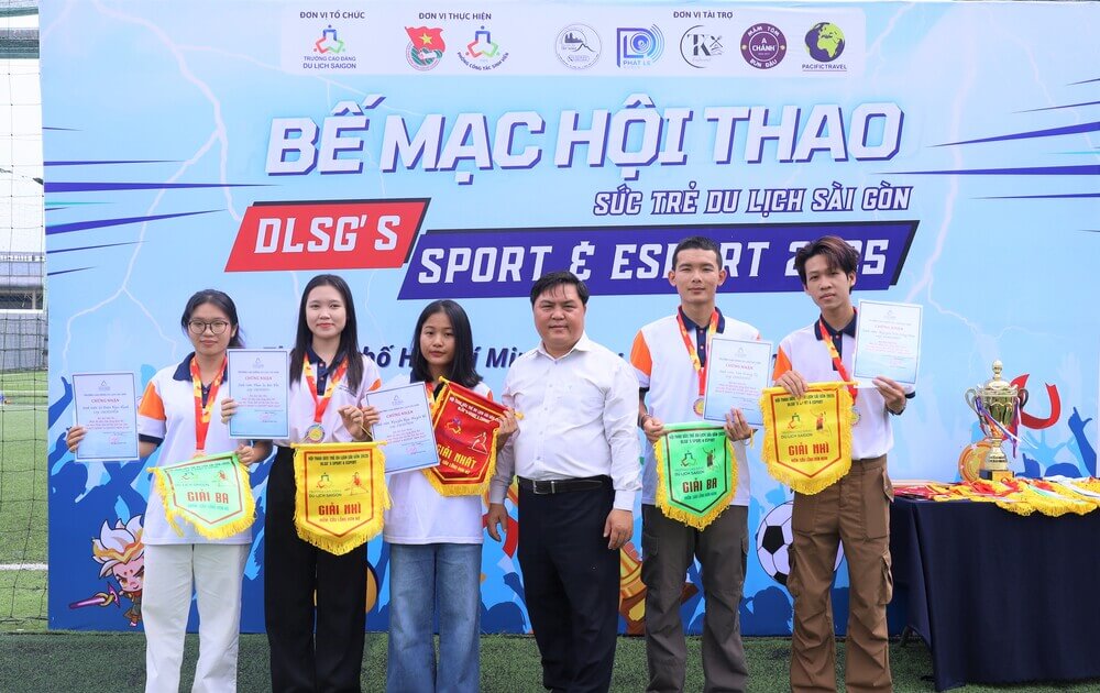 Sinh viên đạt giải môn cầu lông đơn