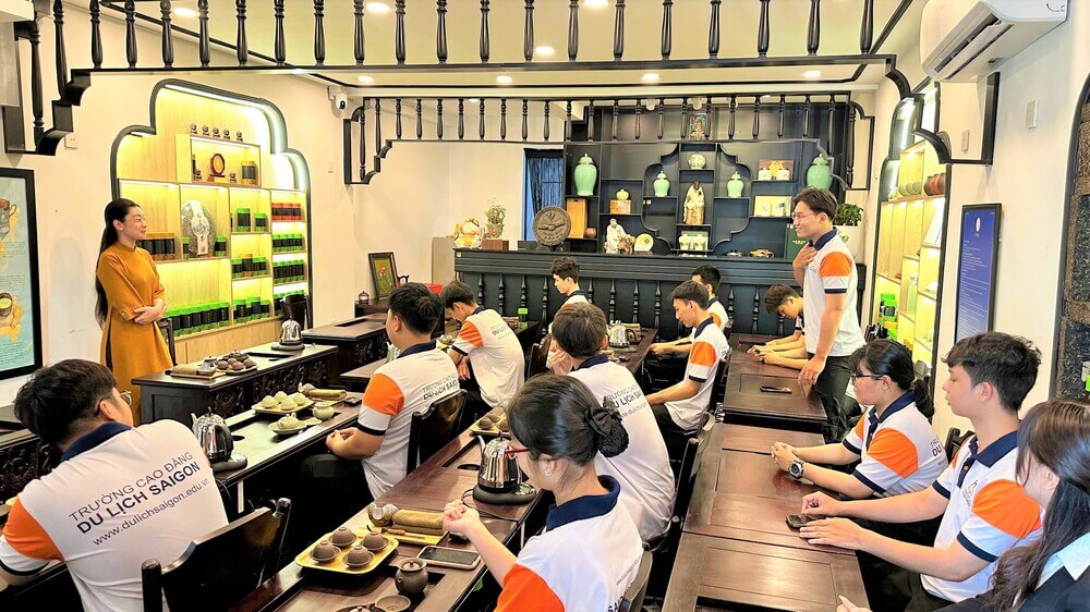 Sinh viên được hướng dẫn pha trà 24 bước