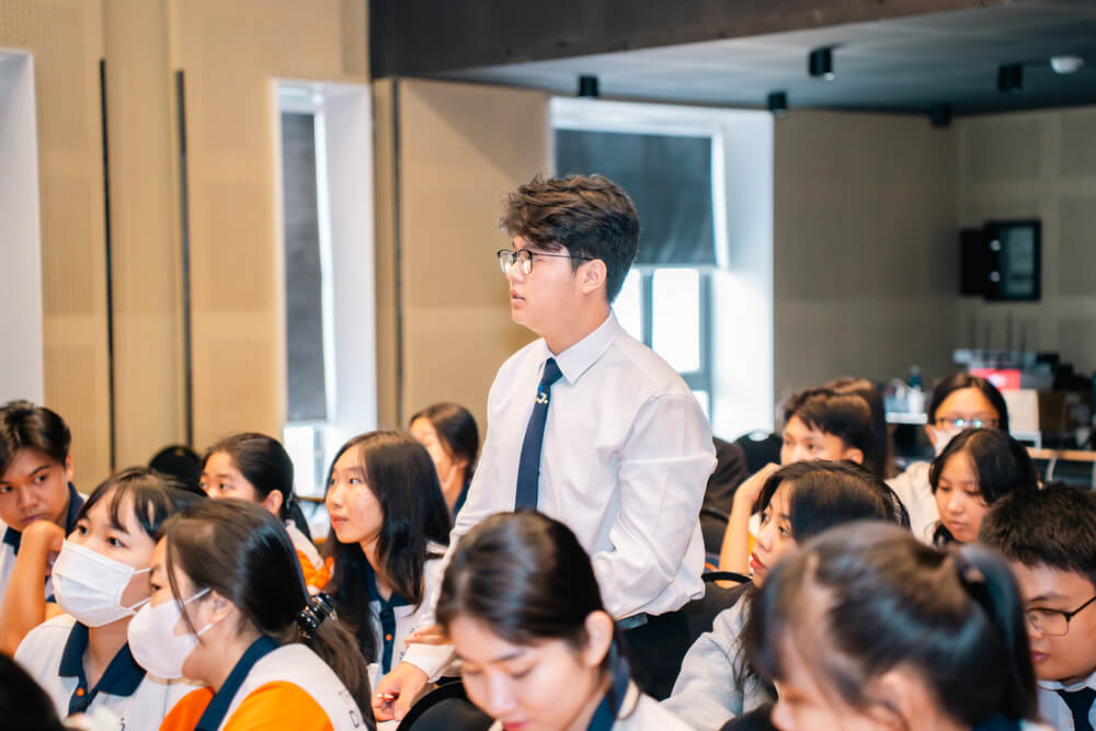 Sinh viên giao lưu cùng diễn giả
