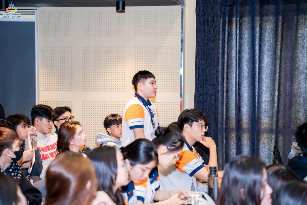 Sinh viên giao lưu cùng diễn giả tại Chuyên Đề Nghiệp Vụ Trưởng Đoàn Tour Outbound