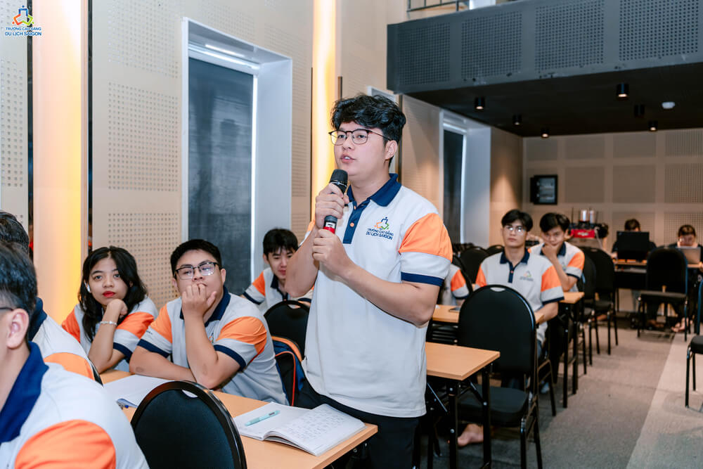 Sinh viên giao lưu cùng diễn giả tại chuyên đề Nghiệp vụ Điều hành