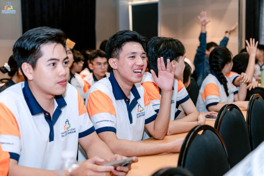 Sinh viên hào hứng xung phong phát biểu tại chuyên đề Nghiệp vụ Điều hành