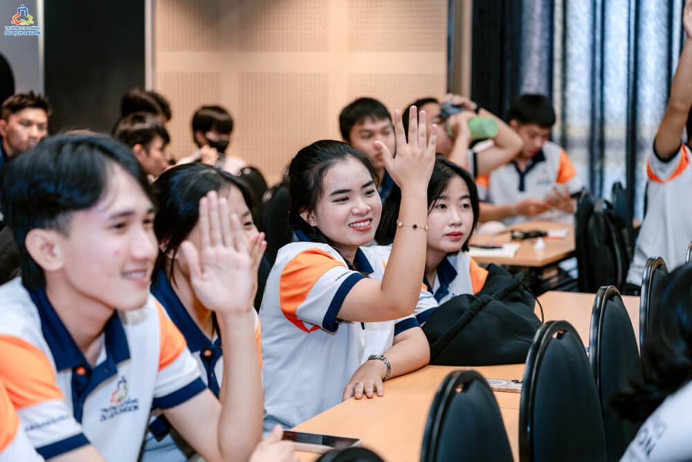 Sinh viên nhiệt tình giơ tay phát biểu tại chuyên đề Nghiệp vụ Điều hành