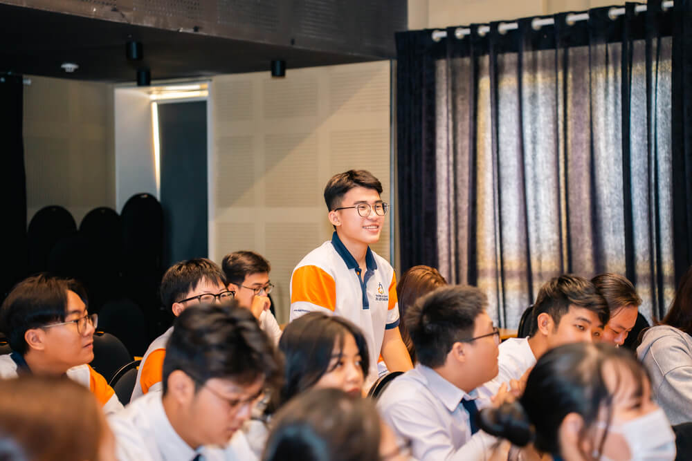 Sinh viên phát biểu tại chuyên đề