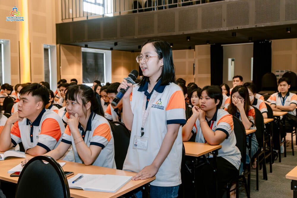 Sinh viên phát biểu tại chuyên đề