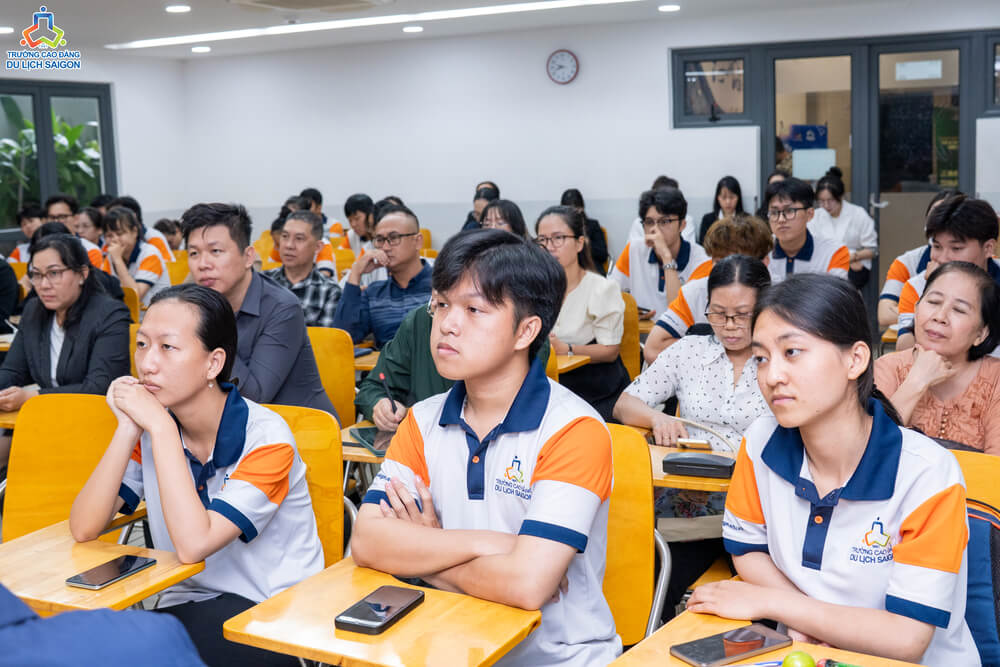 Sinh viên tham dự chuyên đề
