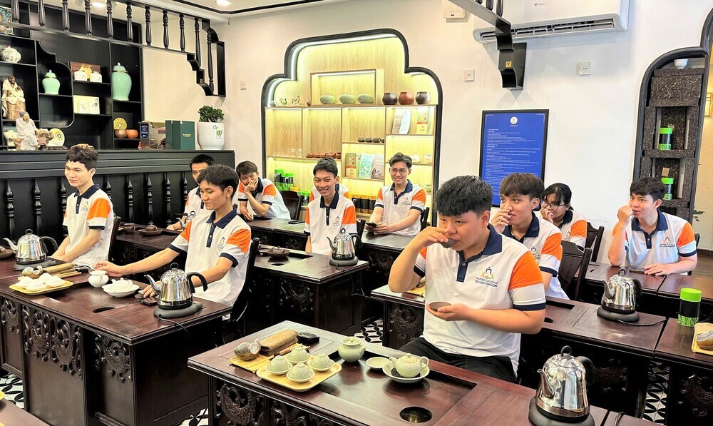 Sinh viên thưởng thức trà tại học viện