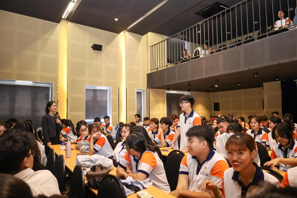 Sinh viên trả lời câu hỏi của diễn giả