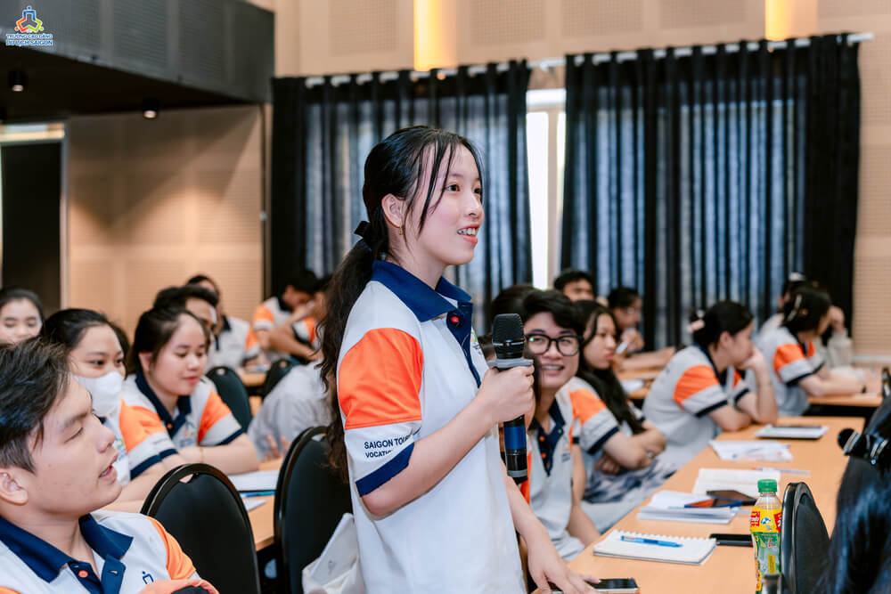 Sinh viên trả lời câu hỏi tại chuyên đề Nghiệp vụ Điều hành