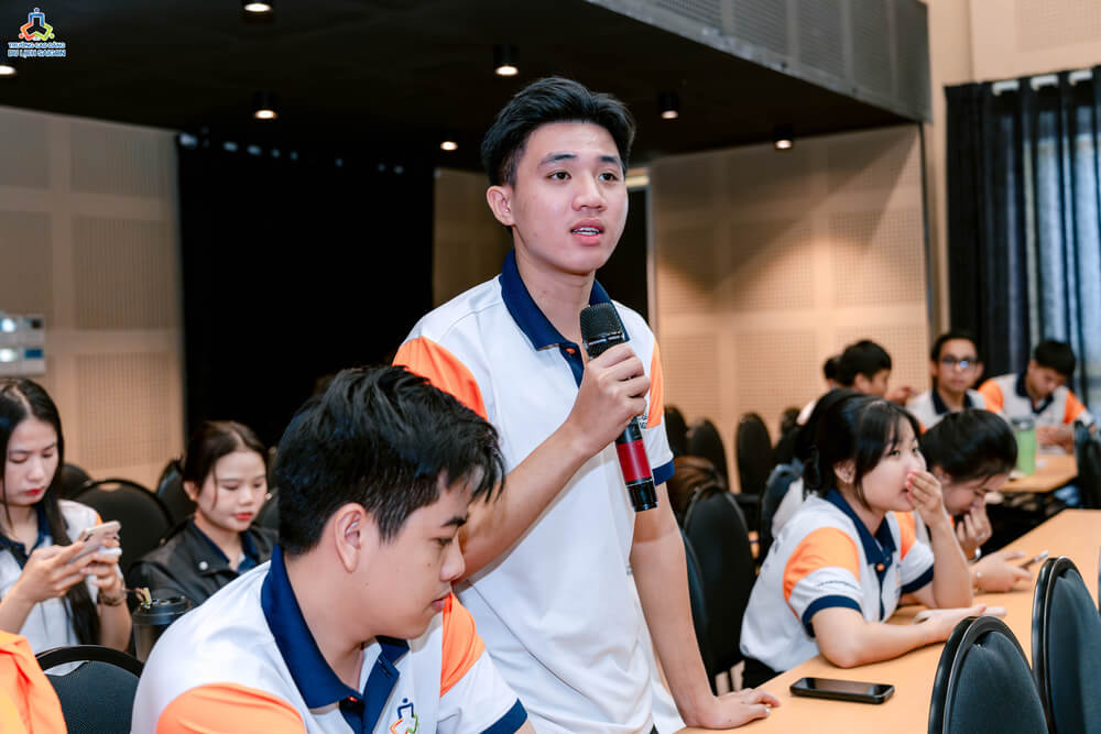 Sinh viên tự tin giao lưu cùng diễn giả tại chuyên đề Nghiệp vụ Điều hành