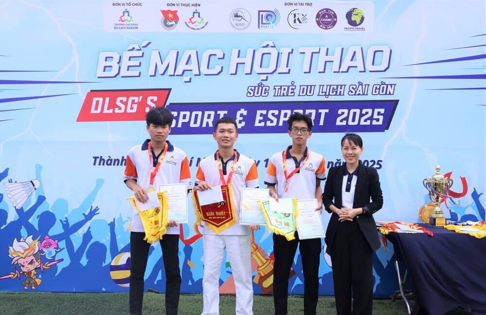 Trao giải cho sinh viên đạt giải môn Bida