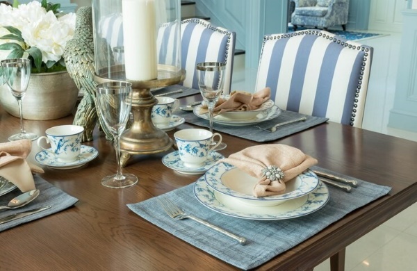 Bàn ăn À la carte kiểu Âu chú trọng sự tinh tế, với đĩa, dao, nĩa, ly rượu theo chuẩn fine dining
