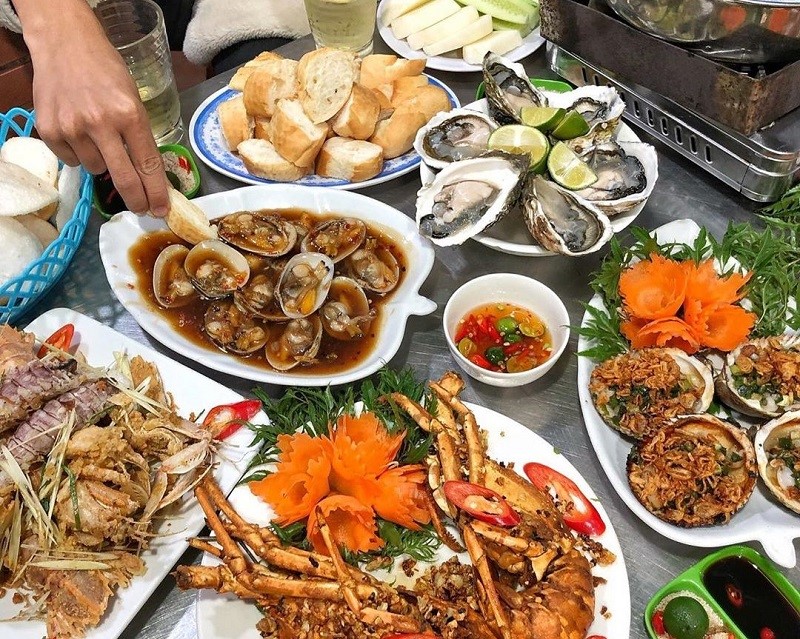 Vũng Tàu nổi tiếng với nền ẩm thực phong phú, đặc biệt là hải sản tươi sống
