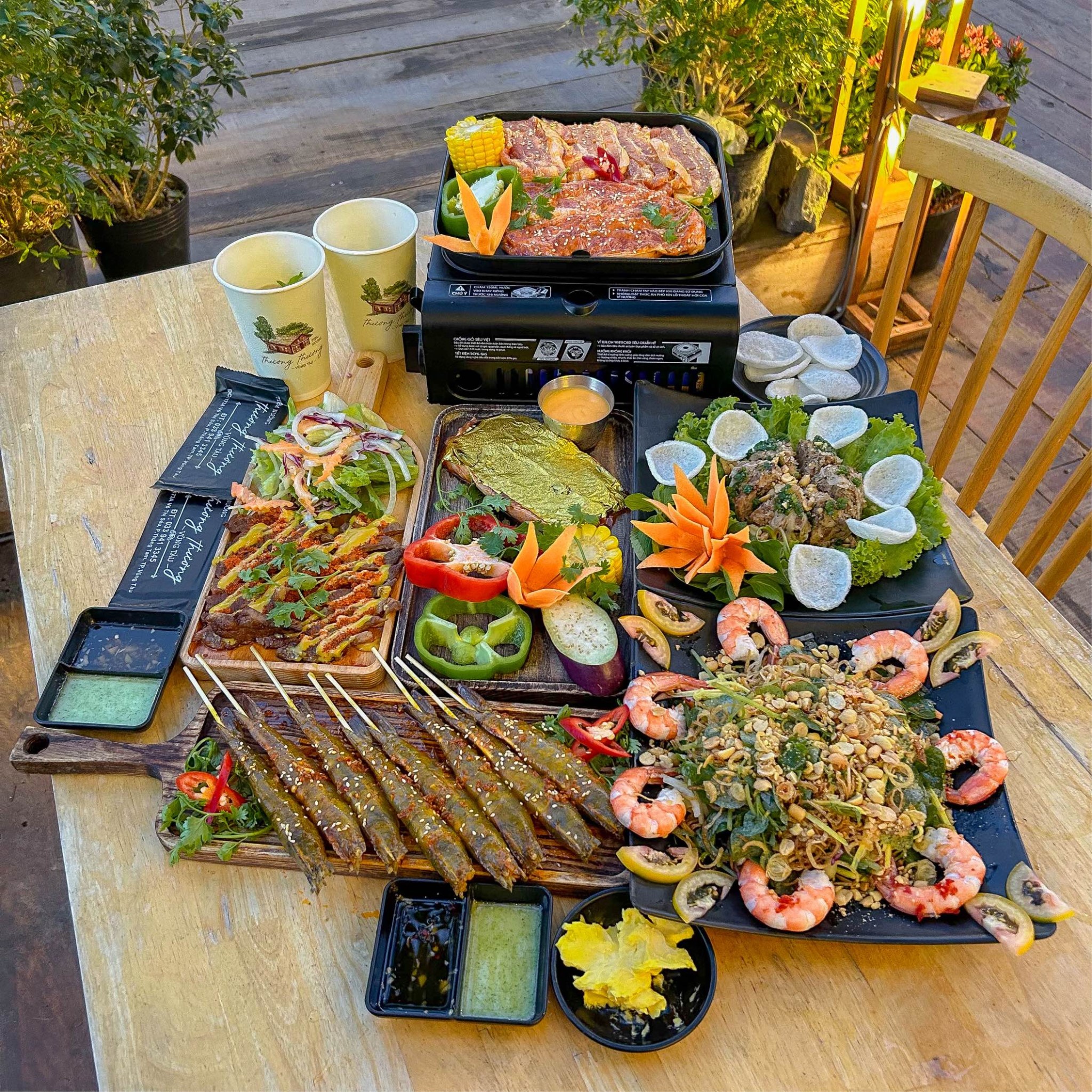 Các món hải sản tại tiệm nướng Thương Thương phải nướng trên bếp than hồng để giữ trọn vị ngọt tự nhiên