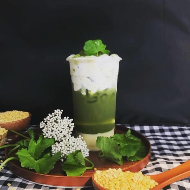 Nước rau má thanh mát kết hợp với đậu xanh bùi béo, tạo nên thức uống giải nhiệt thơm ngon