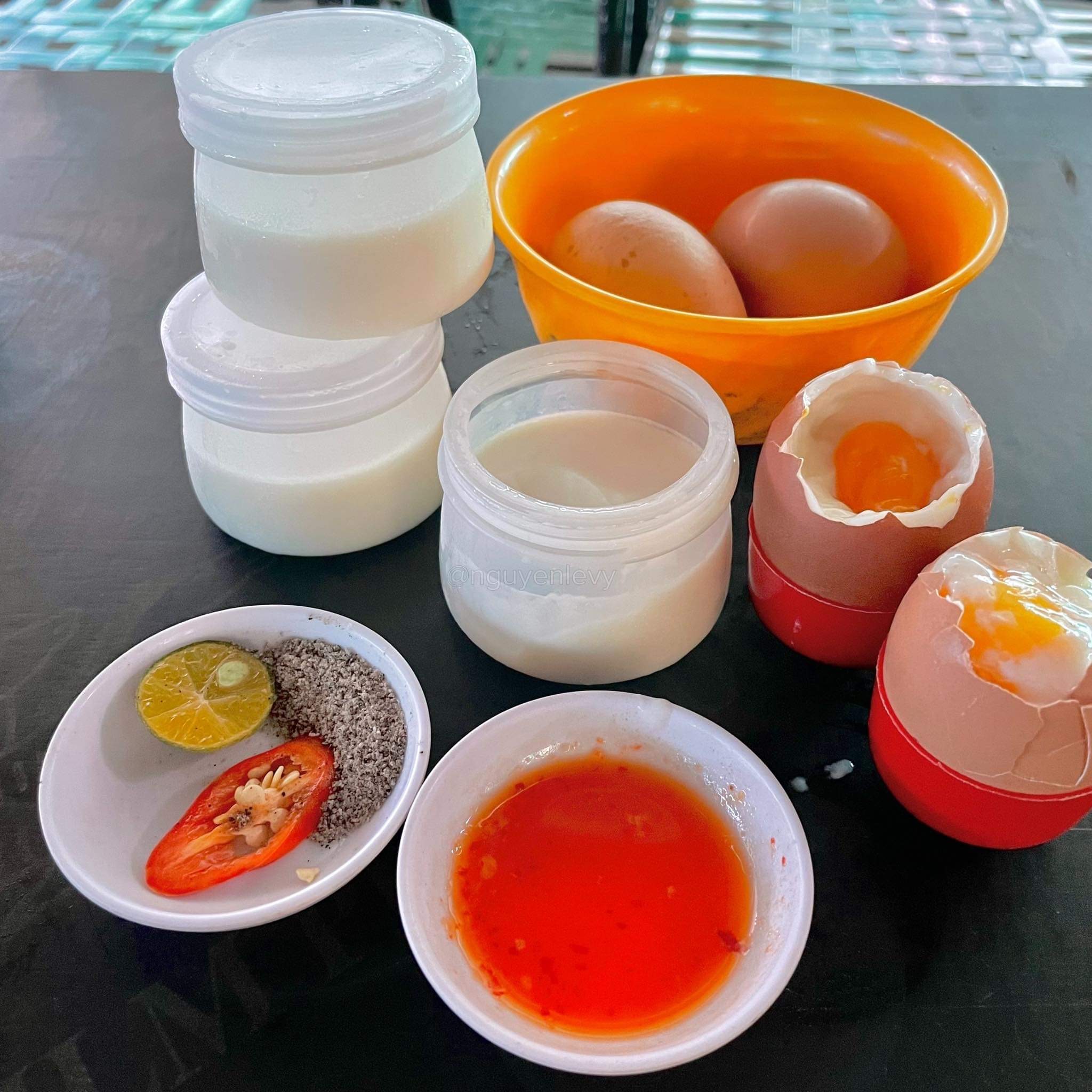Yaourt Cô Tiên dẻo mịn kết hợp với trứng gà lòng đào béo bùi, thích hợp để ăn vào những ngày nắng nóng