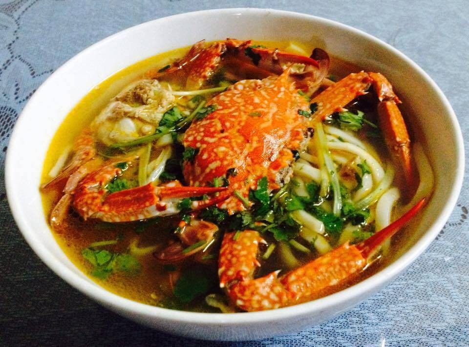 Bánh canh ghẹ có nước dùng đậm đà, sợi bánh canh dai mềm cùng thịt ghẹ tươi ngọt tạo nên hương vị đặc trưng khó quên