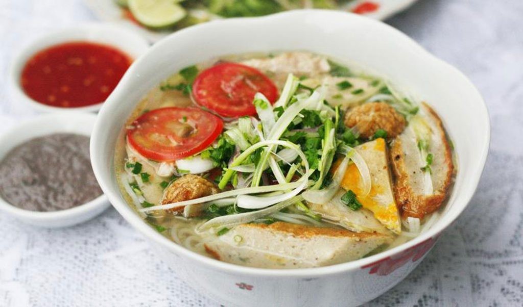 Chả cá thơm ngon, nước dùng thanh ngọt, kết hợp với rau sống tươi mát tạo nên tô bún chả cá hấp dẫn