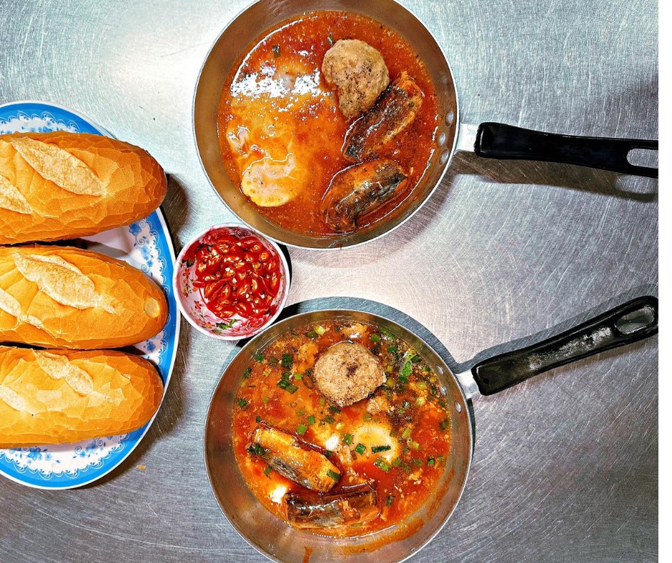 Bánh mì chảo xíu mại Hàng Quyên được đông đảo du khách yêu thích bởi cách chế biến đặc trưng, nguyên liệu tươi ngon và nước sốt đậm đà