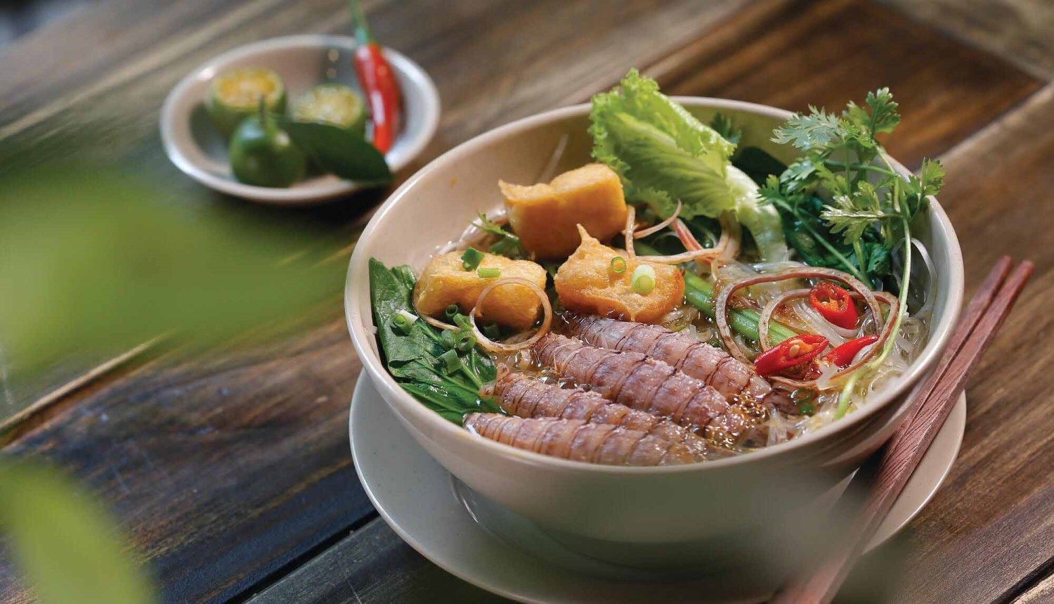 Bề bề tươi ngon, nước dùng ngọt thanh, kết hợp với bún và rau sống tạo nên món bún bề bề đậm chất biển cả