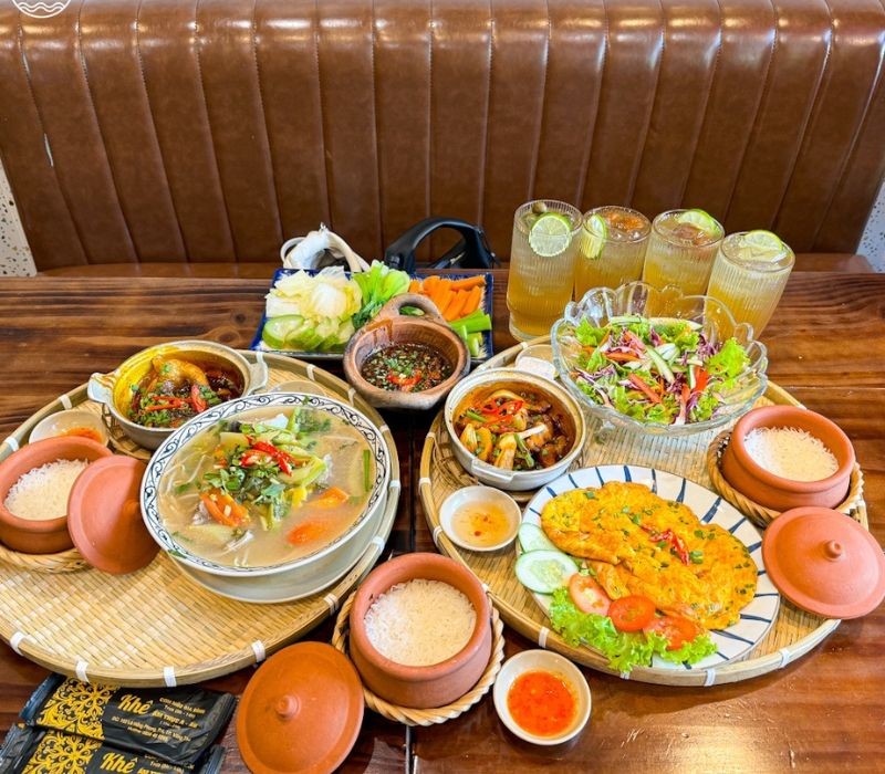 Cơm niêu KHÊ nóng hổi, hạt cơm cháy giòn, ăn kèm với các món mặn đậm đà vị quê nhà