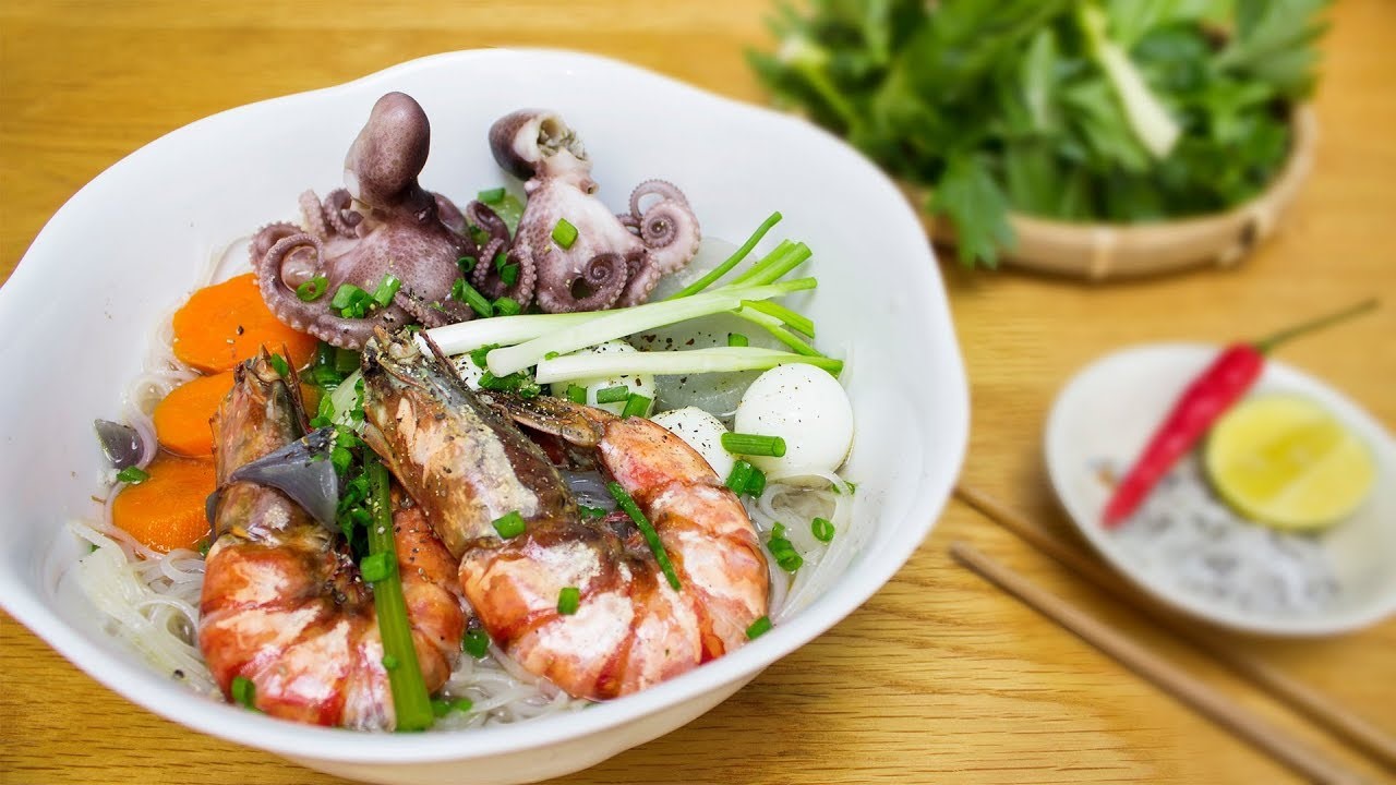 Hủ tiếu hải sản tại Vũng Tàu có sợi hủ tiếu dai mềm, nước dùng ngọt thanh từ hải sản tươi sống