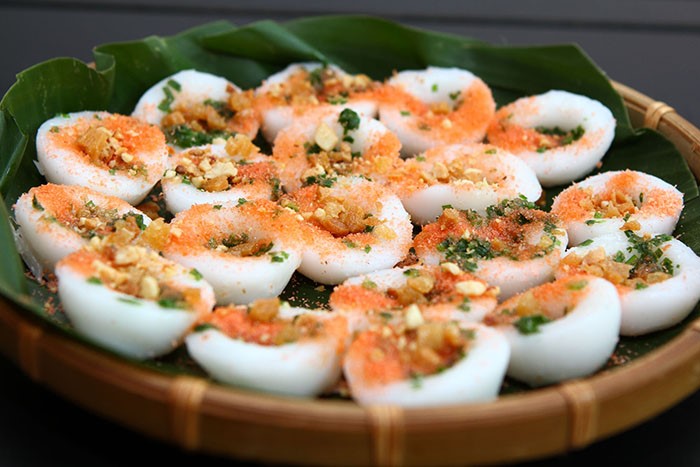 Bánh bèo mềm mịn, nhân tôm cháy thơm lừng, nên ăn kèm nước mắm pha đậm đà đúng chuẩn miền biển