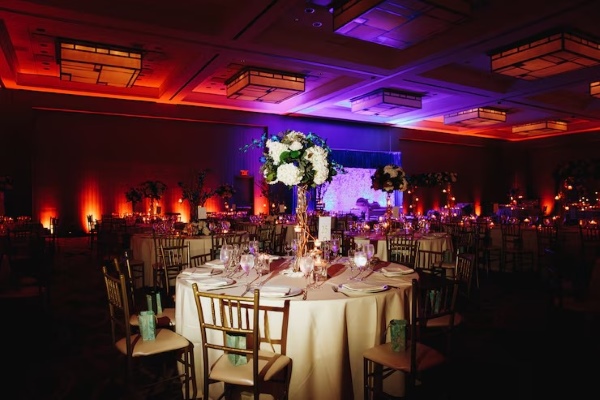 Gala Dinner thường được tổ chức với quy mô lớn, có chương trình giải trí đi kèm