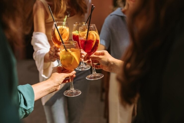 Khách mời sẽ đứng thưởng thức cocktail và món ăn nhẹ trong không gian giao lưu tại các sự kiện của doanh nghiệp