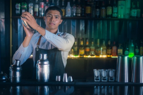 Mức lương của Bartender phụ thuộc vào kinh nghiệm, địa điểm làm việc và hình thức làm việc