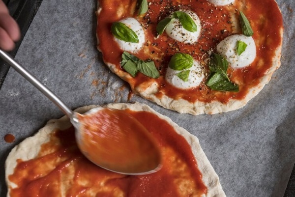 Sốt cà chua với basil có thể dùng để phết lên pizza