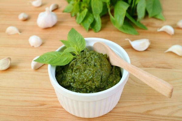 Pesto là loại sốt Ý đặc trưng, kết hợp basil tươi, dầu ô liu, tỏi, phô mai Parmesan và hạt thông, tạo nên hương vị thơm béo, đậm đà và hài hòa